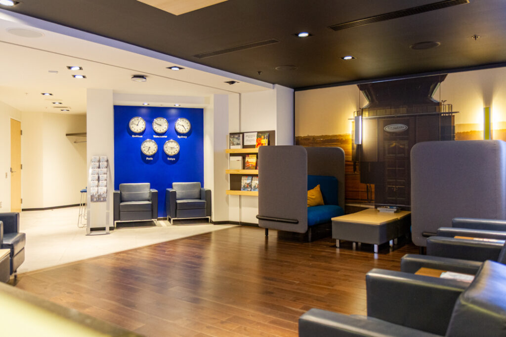 Salon YQB with lounge chairs, international clocks and relaxation areas for event attendees in Québec City.