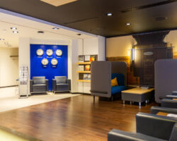 Salon YQB avec fauteuils, horloges internationales et espaces de détente pour participants d’événements à Québec.