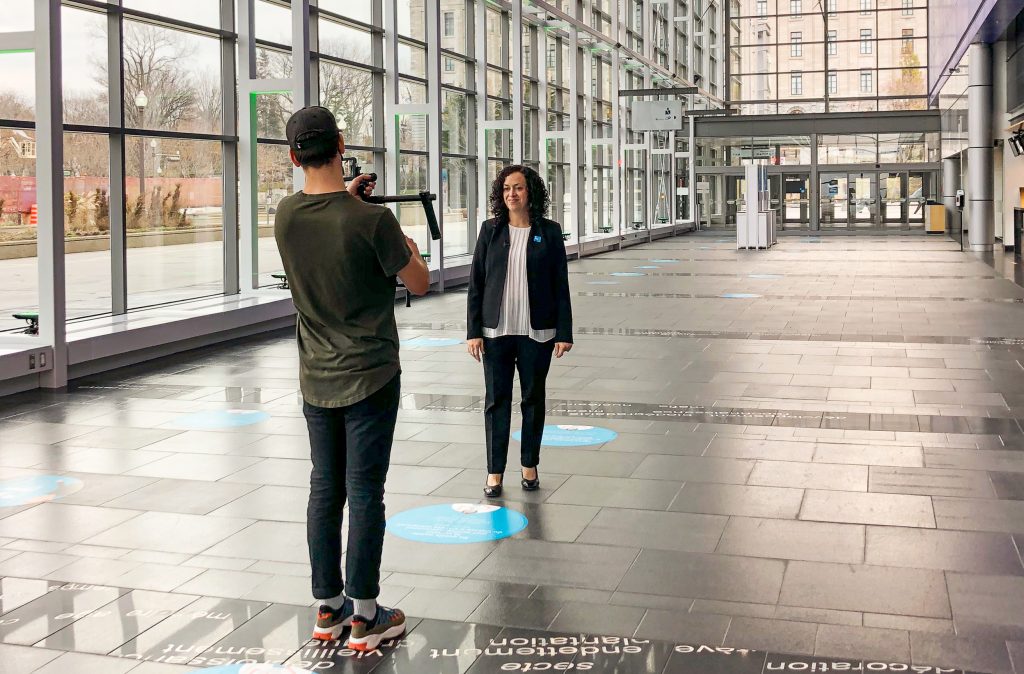 Femme lors d'un tournage dans le hall principal du Centre des congrès de Québec.