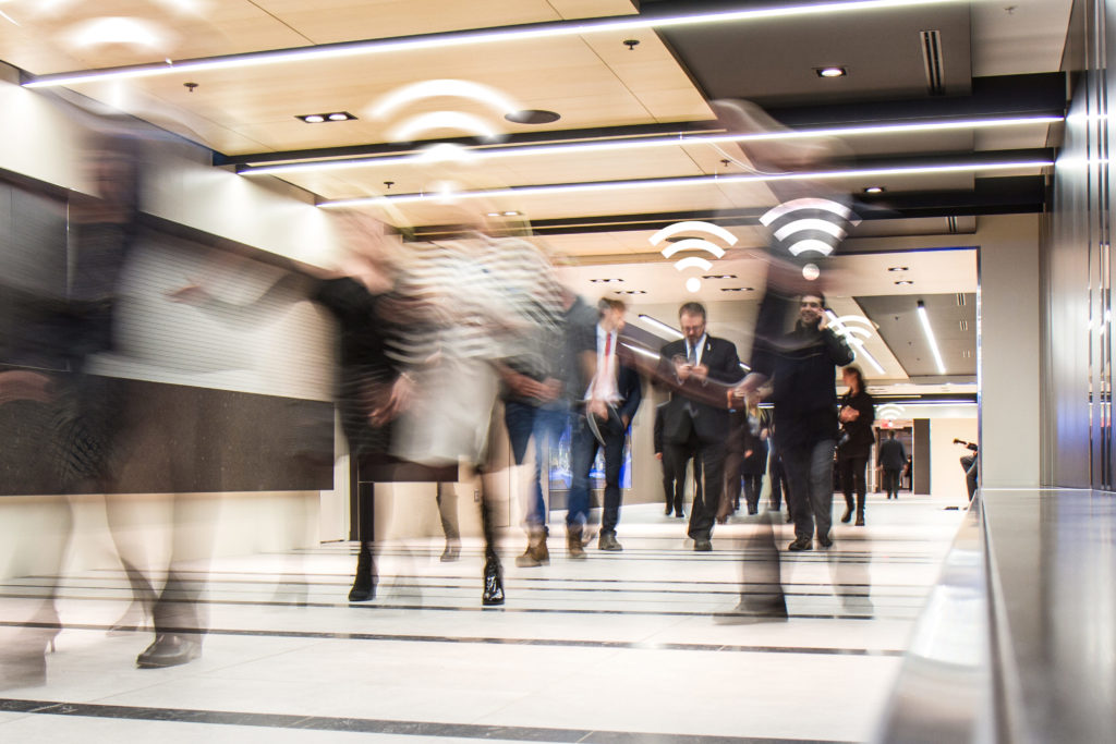 Gens traversant le grand corridor au niveau 3, connectés au Wi-Fi.